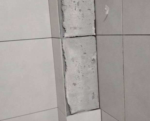 黔南瓷砖空鼓维修公司分享下瓷砖施工前基层浇水润湿程度不足，可能导致以下问题
